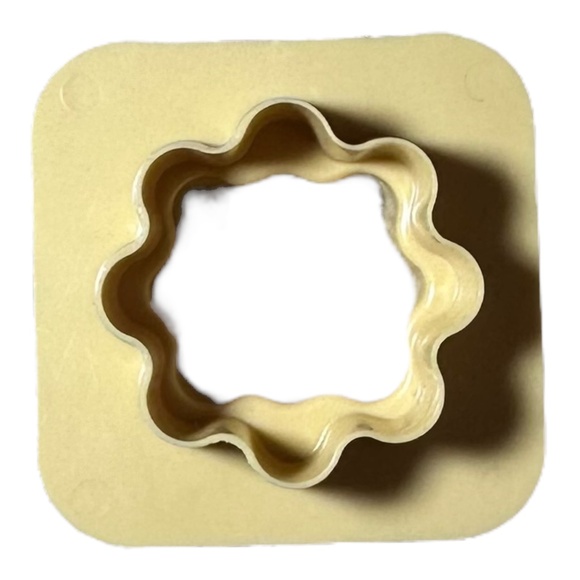 Tupperware Vintage 797-7 Appetizer Cheese Cookie Canape Cutter 2 Sides Ivory - Picture 2 of 2